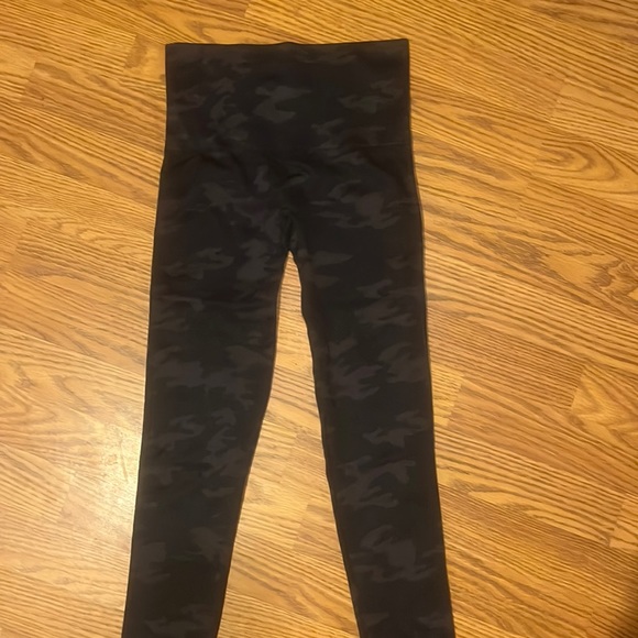 SPANX Camouflage seamless cropped slimming leggings small - Picture 2 of 7